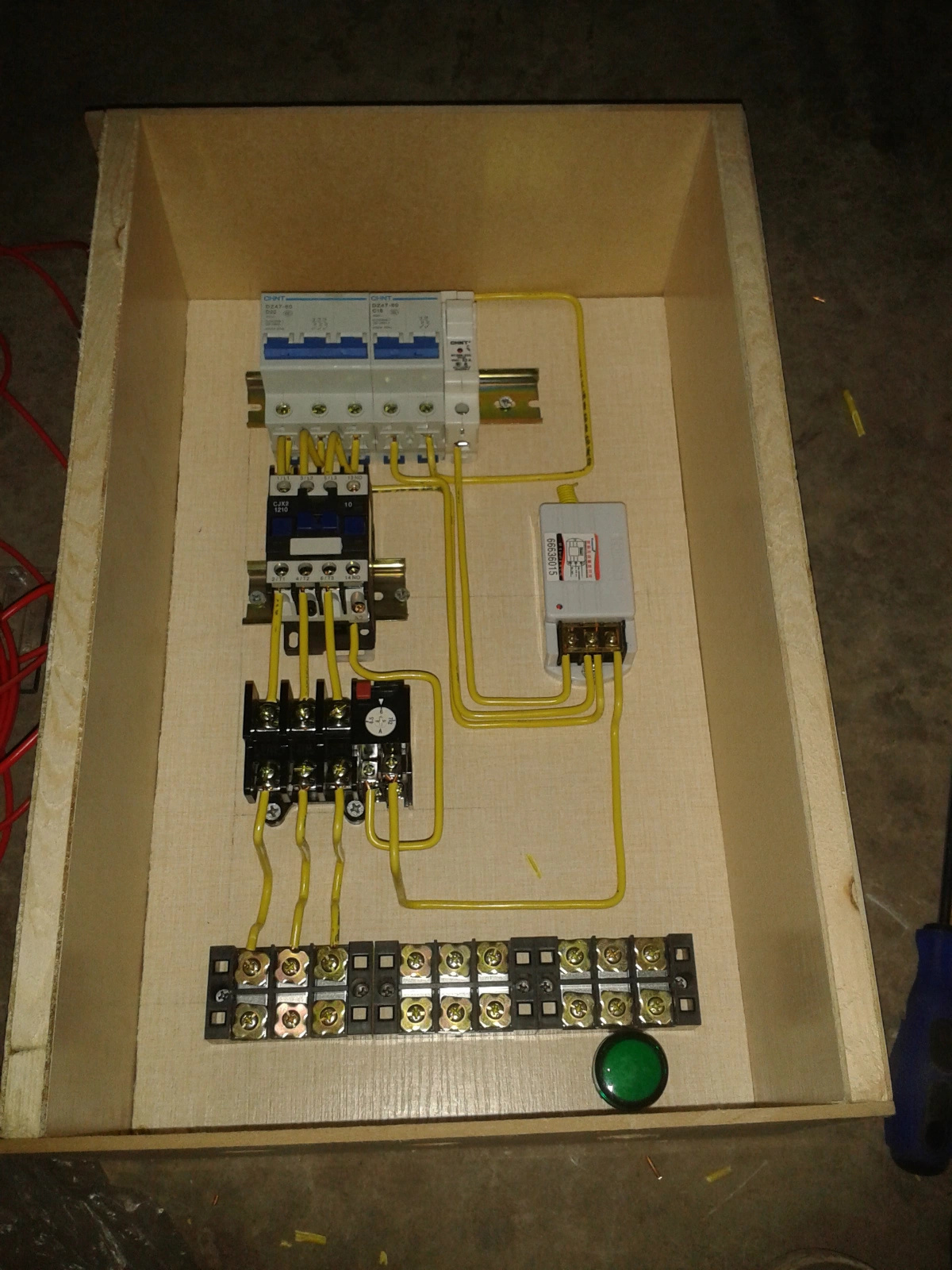 Internal wiring of the homemade dust collector remote switch box